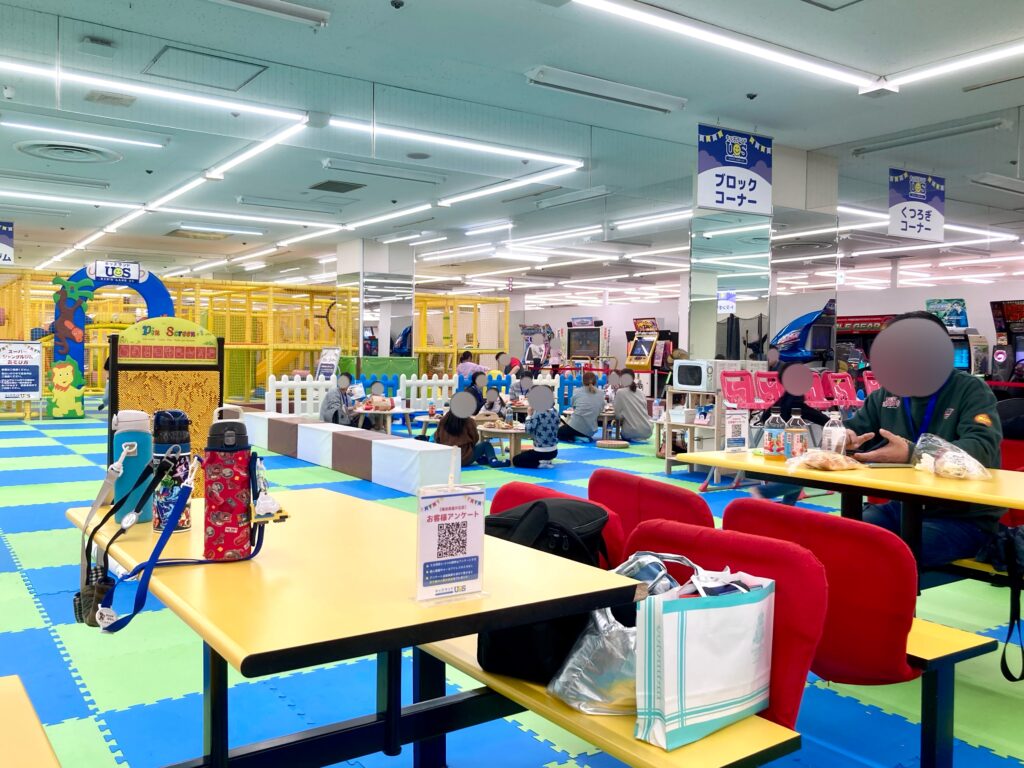 キッズランドUS横浜希望ヶ丘店の飲食スペースの写真