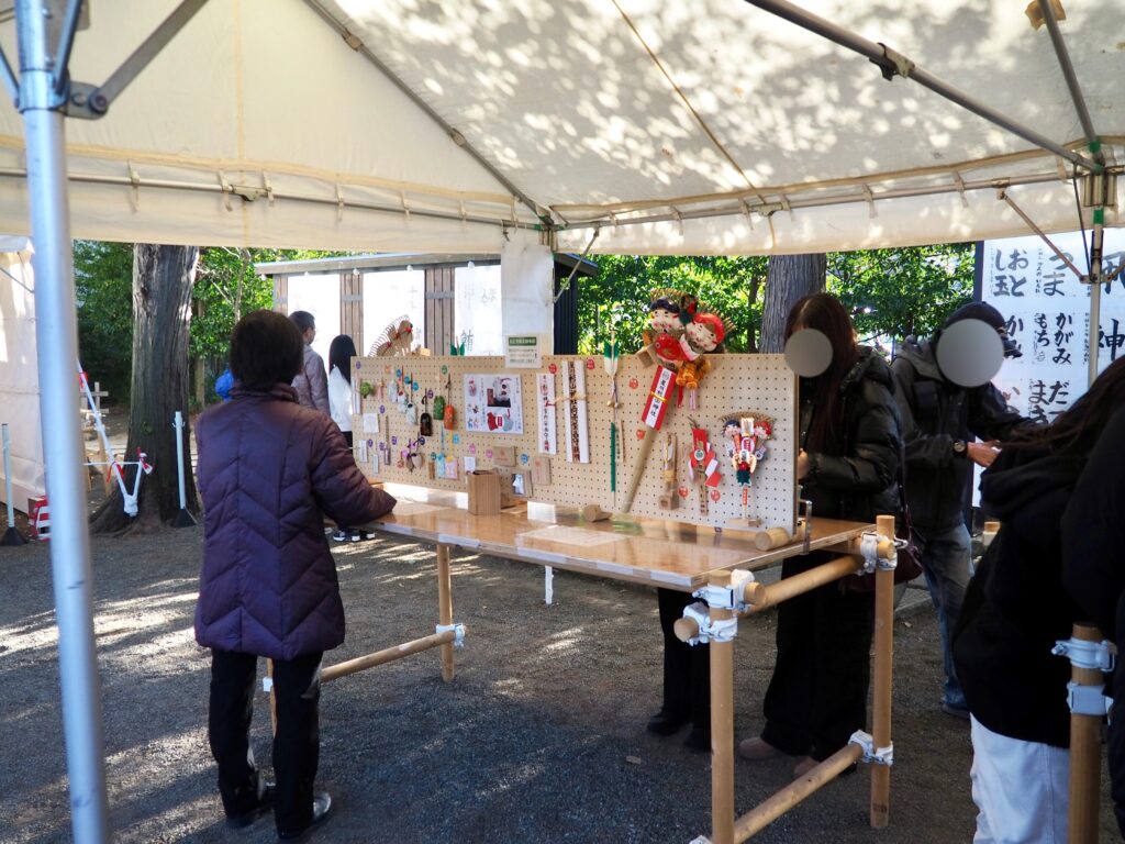 星川杉山神社の初詣でお札、お守りが買える特設テントの写真
