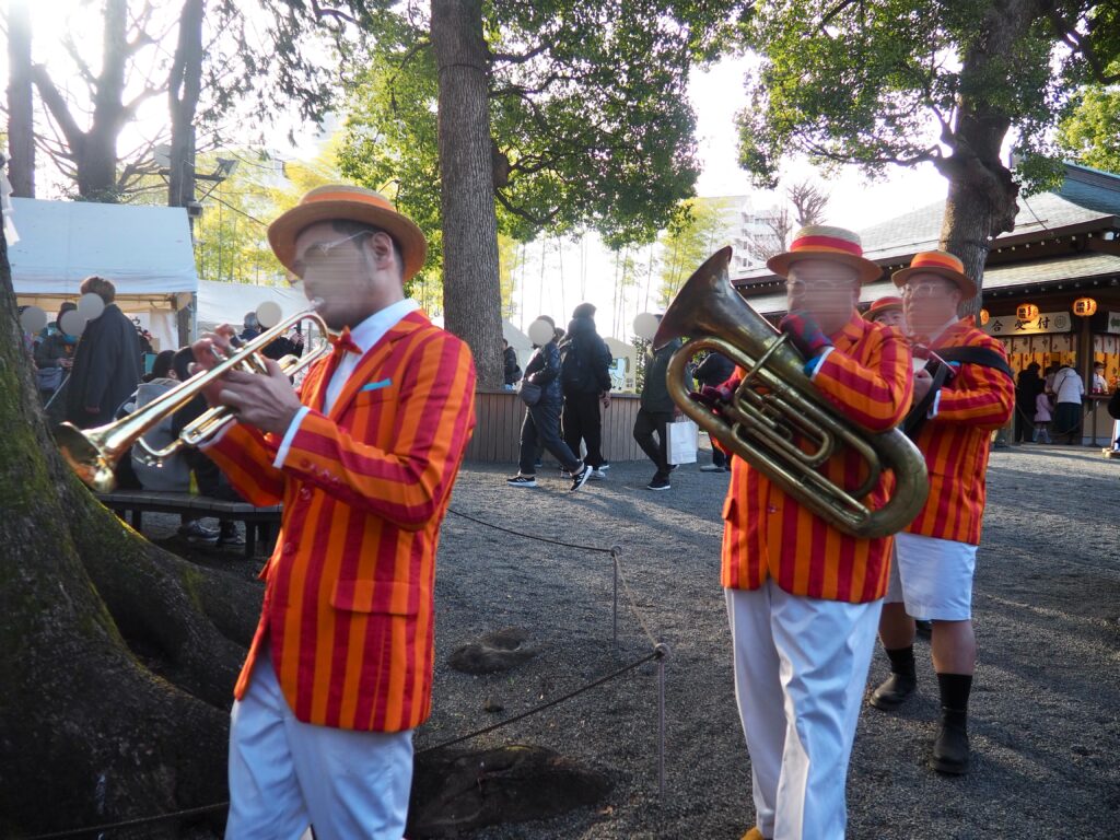 星川杉山神社の初詣で遭遇したチンドン屋の写真