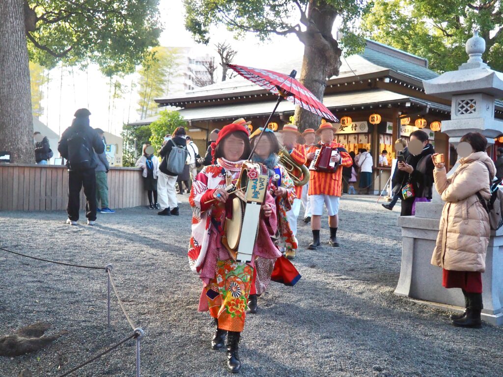 星川杉山神社の初詣で遭遇したチンドン屋の写真