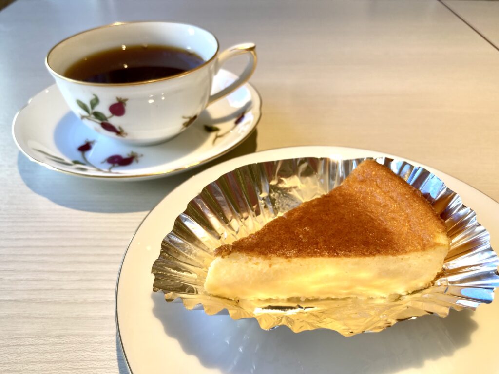 鶴ヶ峰にある「陽のあたる道」のケーキセット