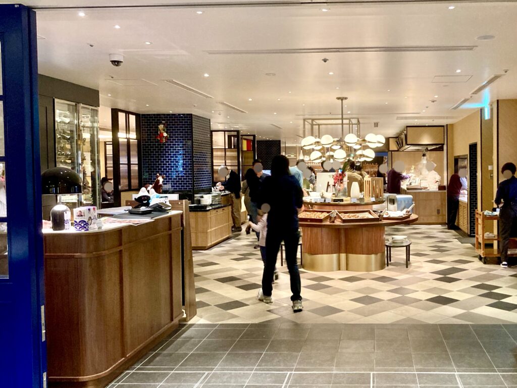 横浜のビュッフェレストラン「コンパス」の入り口の写真