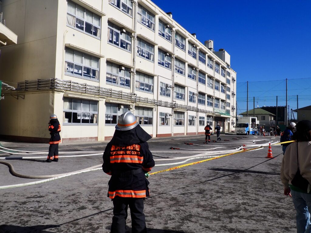 横浜市旭区の出初式2026の一斉放水の準備をしている様子