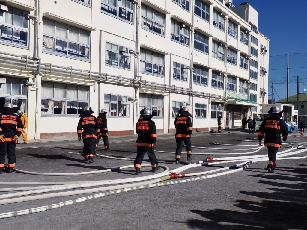 横浜市旭区の出初式2026の一斉放水の様子