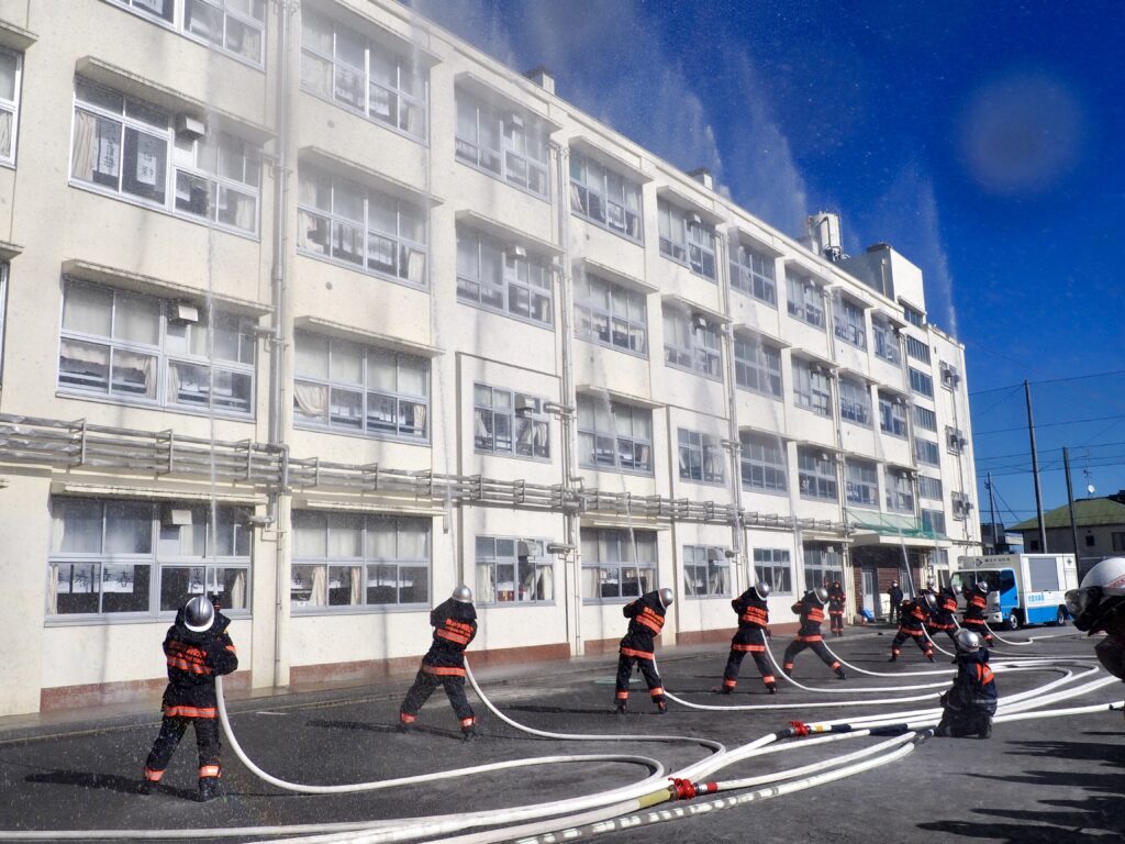 横浜市旭区の出初式2026の一斉放水の様子