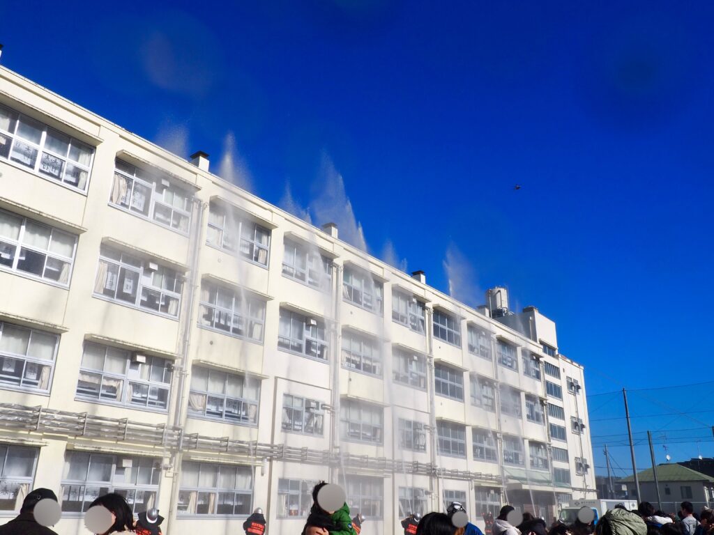 横浜市旭区の出初式2026の一斉放水の様子