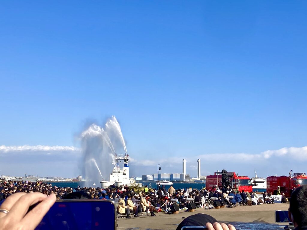 横浜みなとみらいの出初式の一斉奉仕の様子