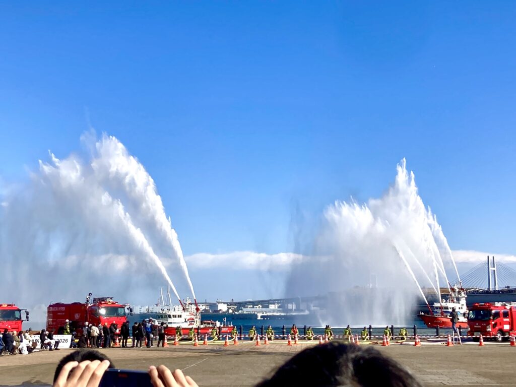 横浜みなとみらいの出初式のステージ 一斉放水の様子