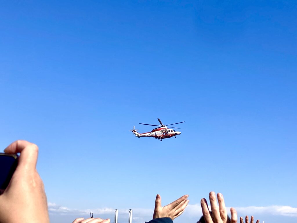 横浜みなとみらいの出初式でヘリコプターが飛んでいる様子