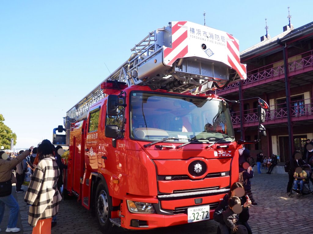 横浜みなとみらいの出初式のハシゴ車展示の様子