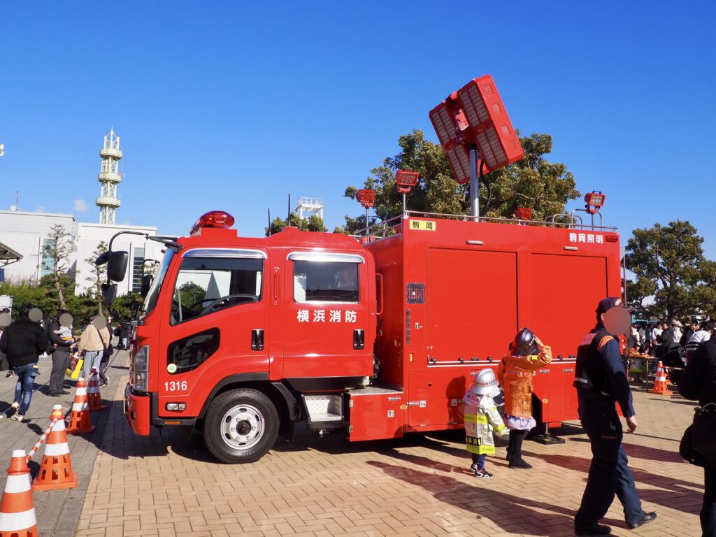 横浜みなとみらいの出初式の車両展示の様子