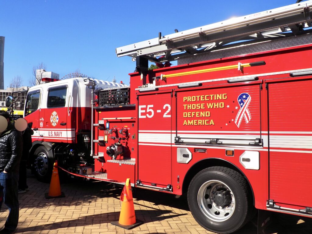 横浜みなとみらいの出初式の車両展示の様子