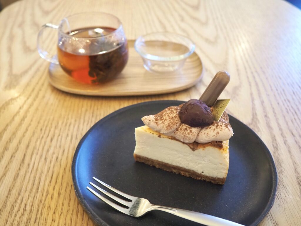 いずみ野駅にあるカフェ「白嬉」のケーキと紅茶の写真