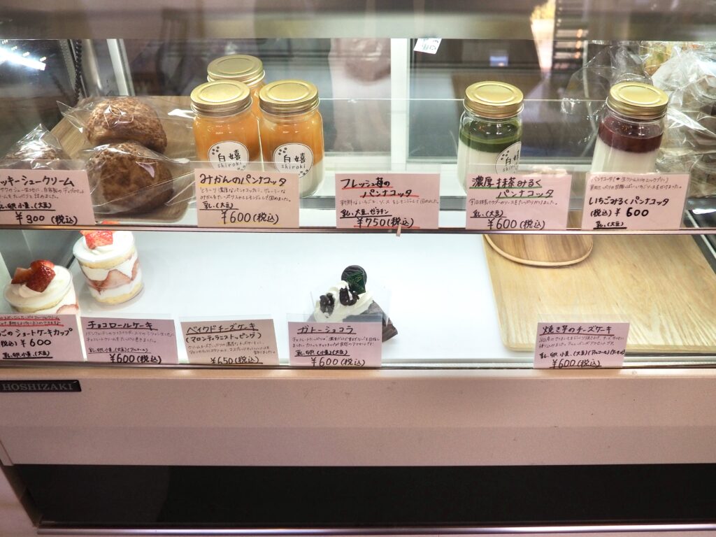 相鉄線・いずみ野駅にあるカフェ「白嬉」のショーケースの写真