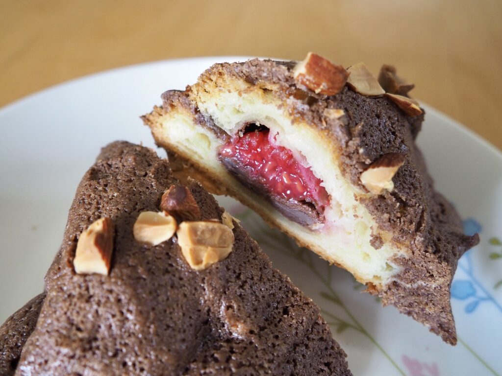 鶴ヶ峰の人気パン屋「くろのぱん」の不定期メニューショコラダマンド