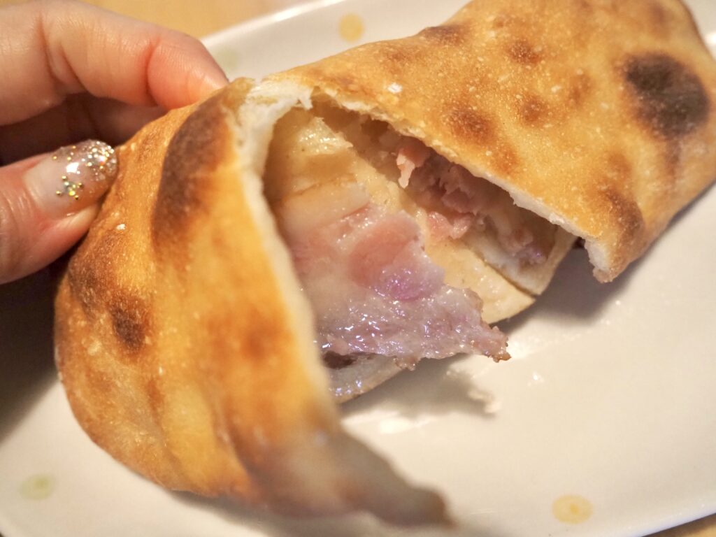 鶴ヶ峰のパン屋くろのぱんのベーコンと柚子胡椒の断面写真