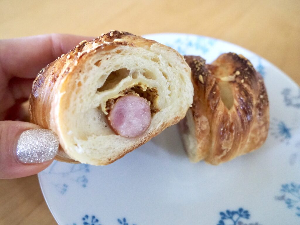 鶴ヶ峰のパン屋「くろのぱん」の新商品ウインナークロワッサンの断面写真