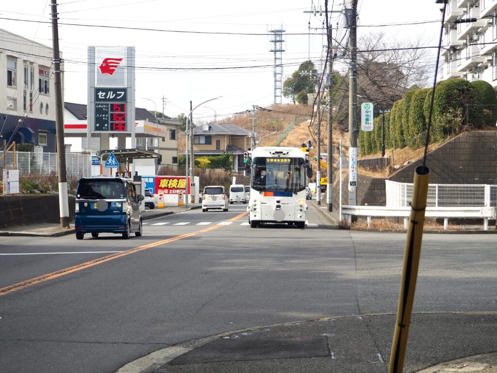 団地の中を走る自動運転バス