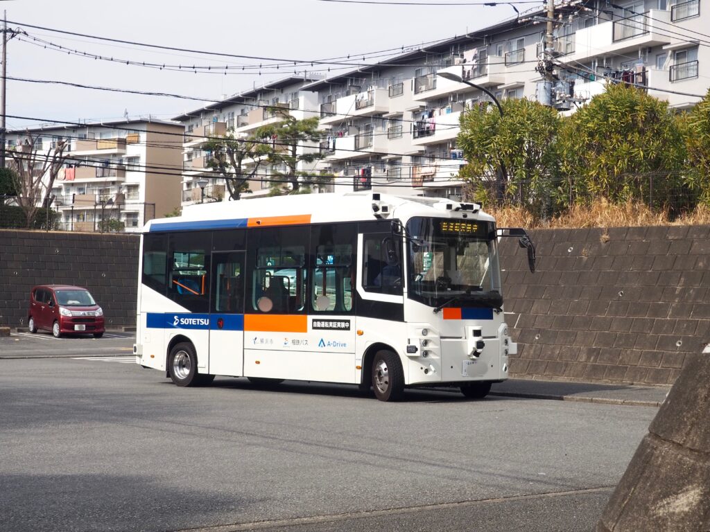 二俣川と左近山を結ぶ自動運転バスの写真