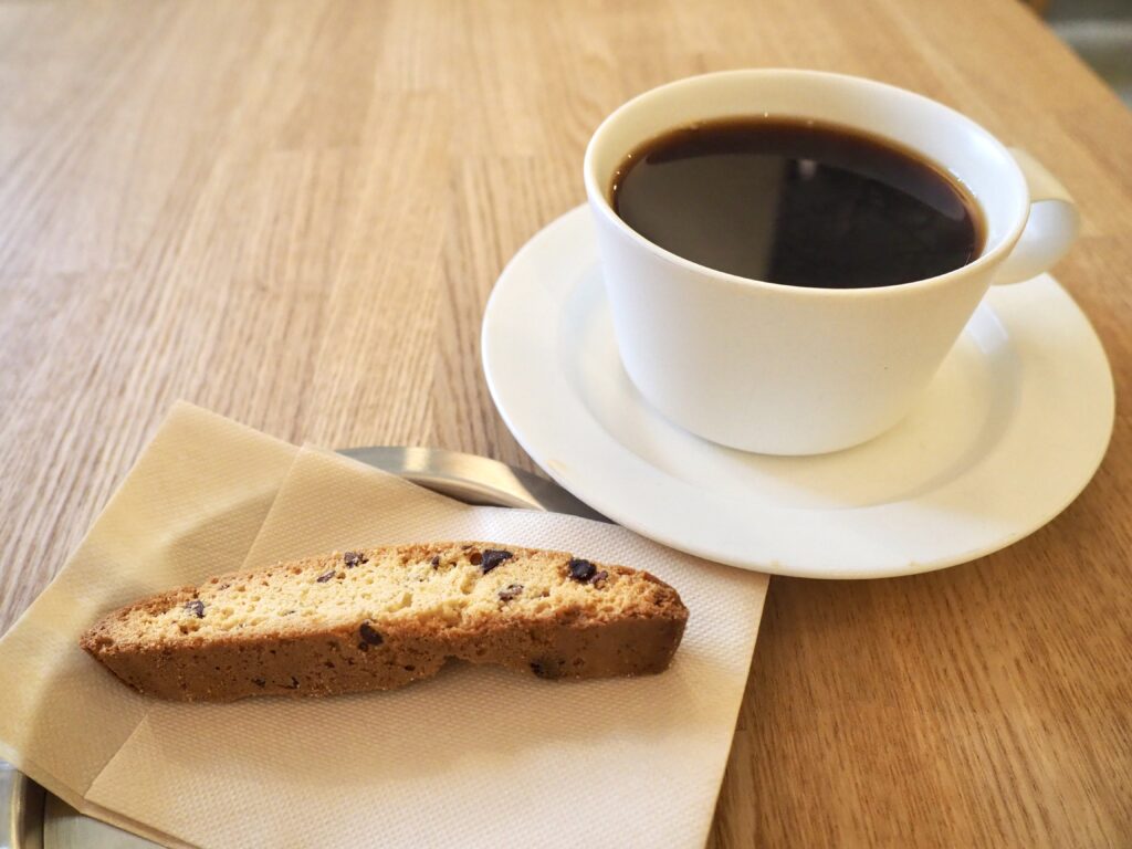 上星川にあるカフェ「壹尺珈琲」のコーヒーと焼き菓子の写真