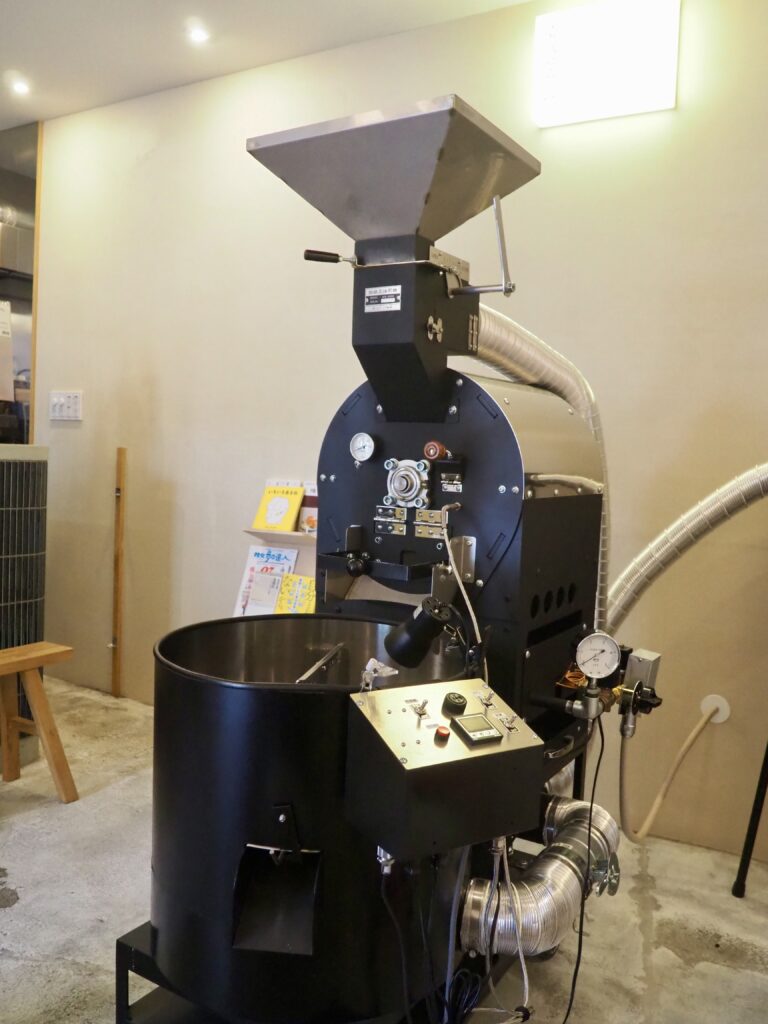 壹尺珈琲の店内にある焙煎機の写真