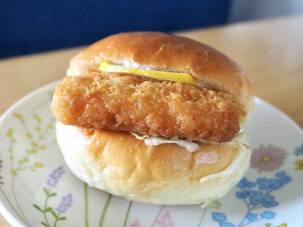 鶴ヶ峰(白根)にある人気パン屋さん「越路」のフィッシュサンドの写真