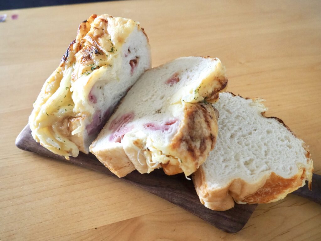 鶴ヶ峰(白根)にある人気パン屋さん「越路」のオニオンブレッドの写真