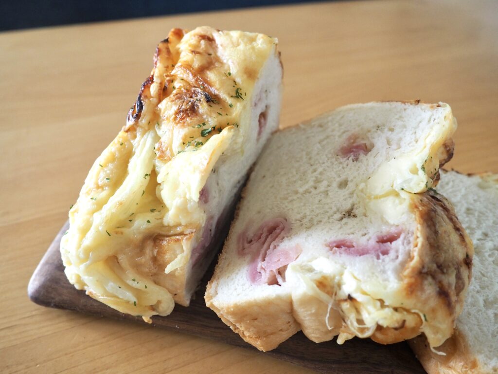 鶴ヶ峰(白根)にある人気パン屋さん「越路」のオニオンブレッドの写真