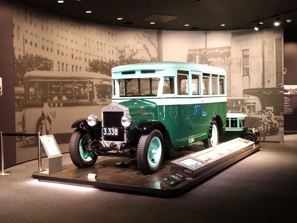 湘南台にあるいすゞプラザのクラシックカーの写真