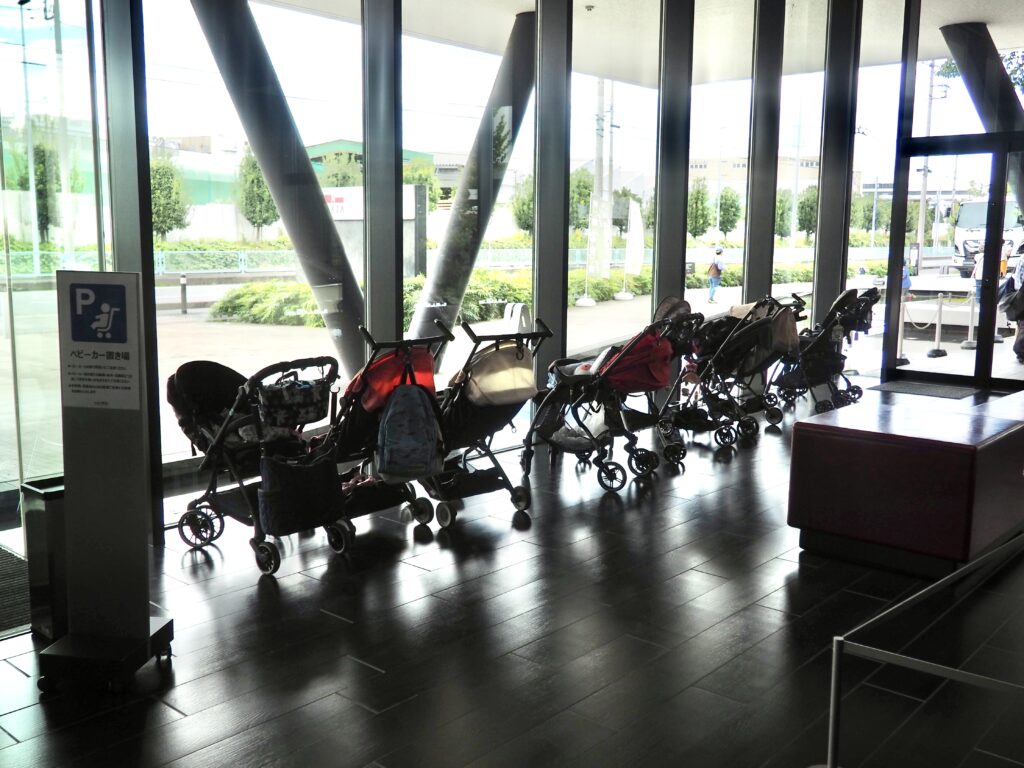 湘南台にあるいすゞプラザのベビーカー置き場の写真