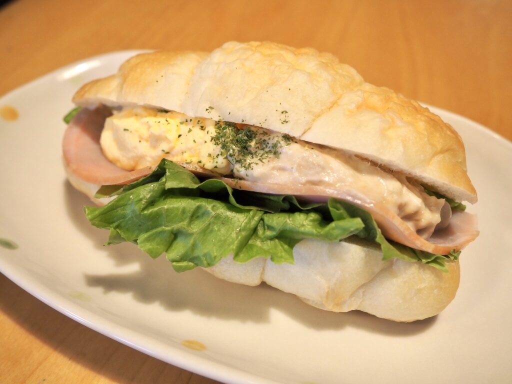 鶴ヶ峰のパン屋「なちゅ〜るロール」の塩パンサンドイッチの写真