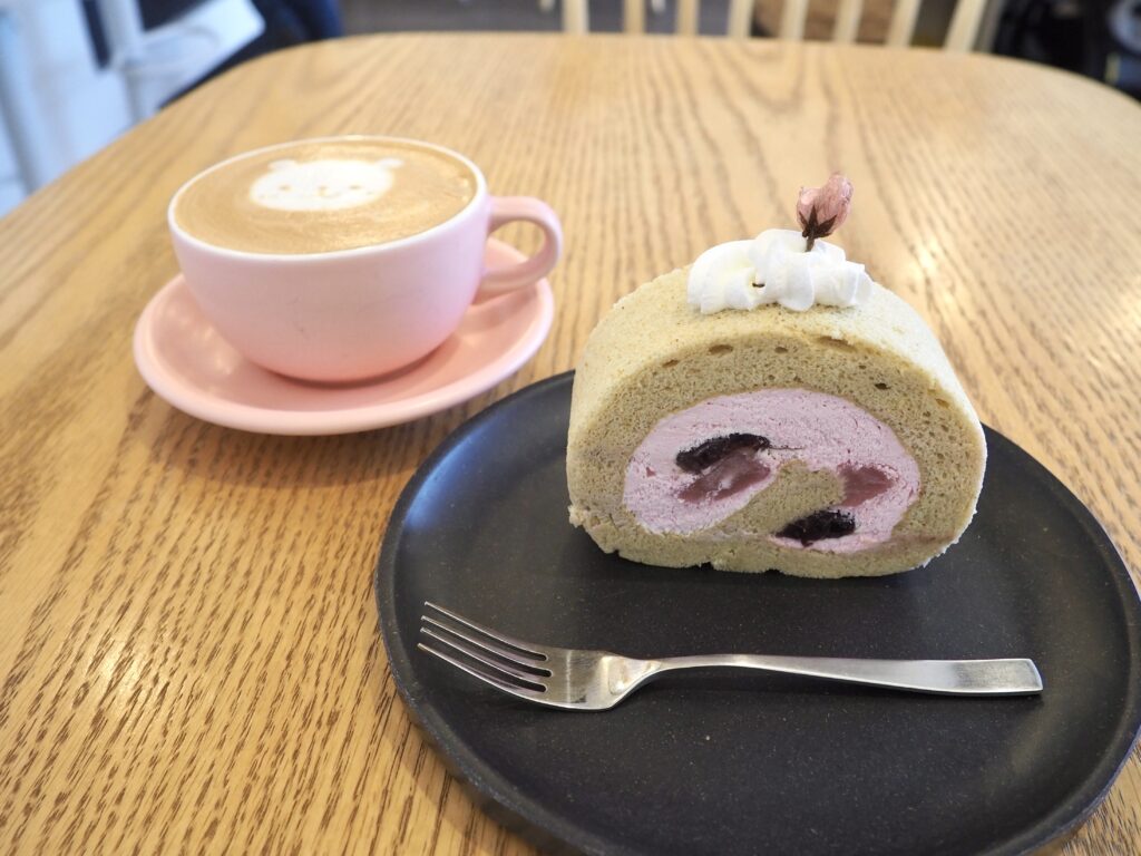 相鉄線いずみ野駅にあるカフェ白嬉の桜スイーツ、桜餅ロールケーキの写真