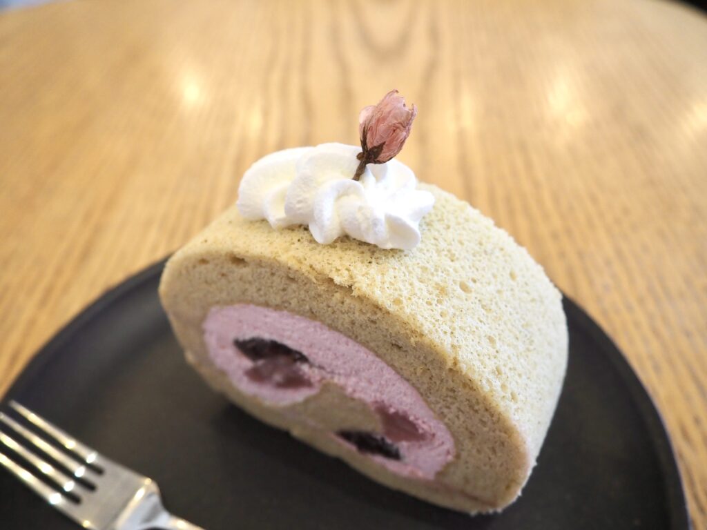 相鉄線いずみ野駅にあるカフェ白嬉の桜スイーツ、桜餅ロールケーキの写真