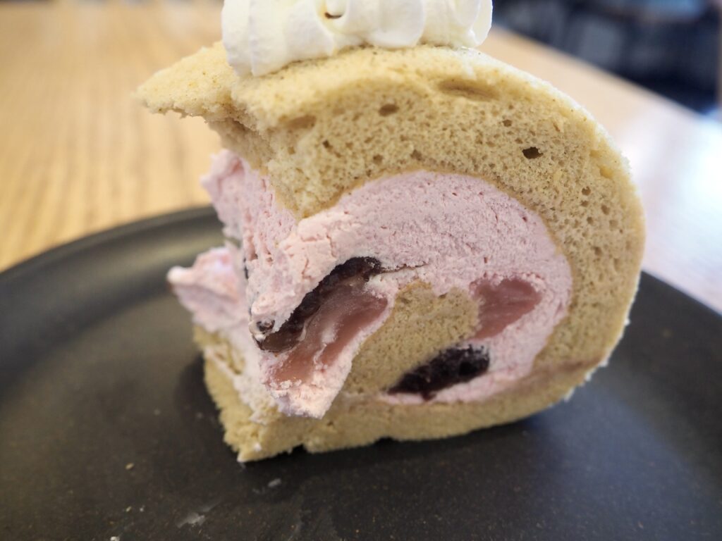 相鉄線いずみ野駅にあるカフェ白嬉の桜スイーツ、桜餅ロールケーキの写真