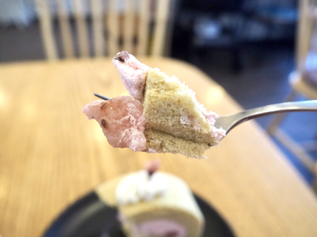 相鉄線いずみ野駅にあるカフェ白嬉の桜スイーツ、桜餅ロールケーキの写真