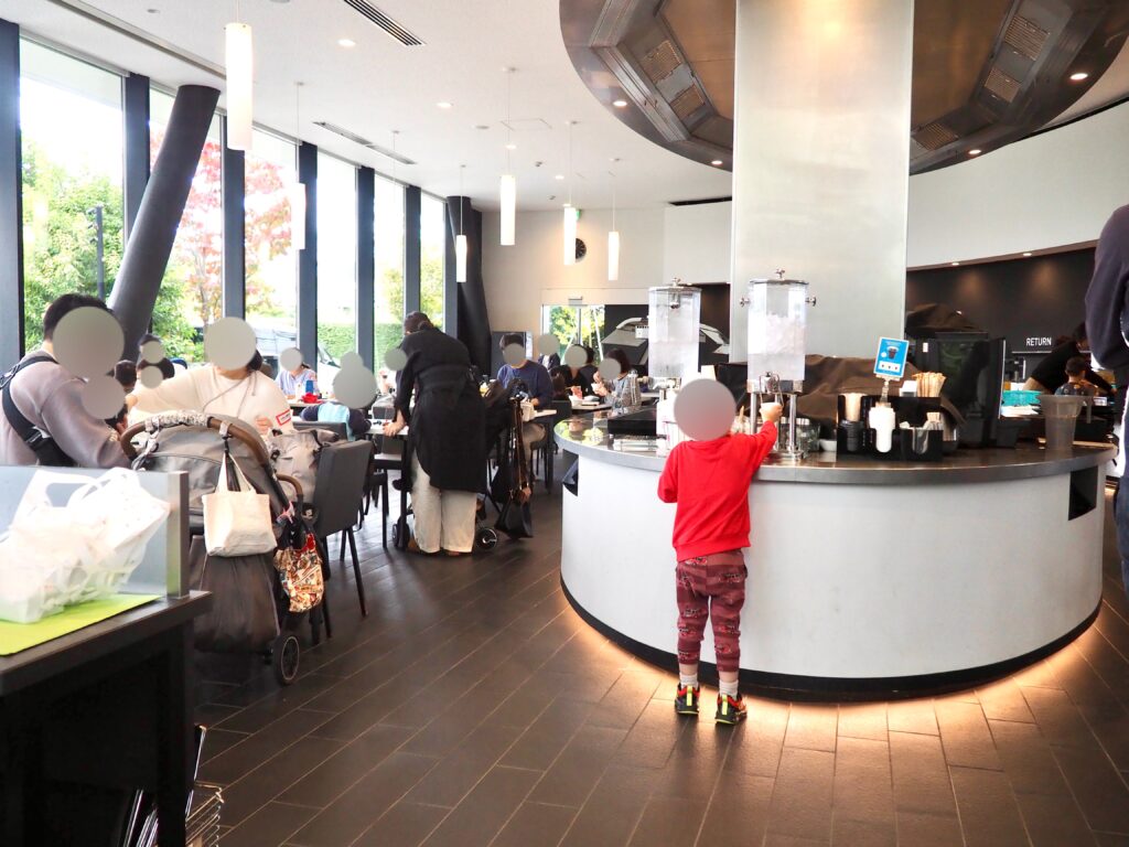 湘南台にあるいすゞプラザ併設カフェ「サクラカフェ」の店内の雰囲気