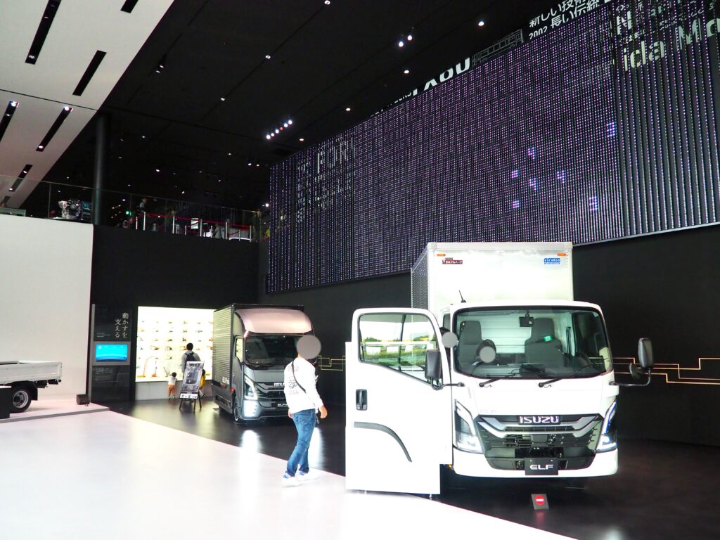 湘南台にあるいすゞプラザのトラックたちの写真