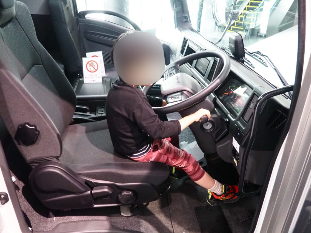 湘南台にあるいすゞプラザの運転席に座る子供の写真