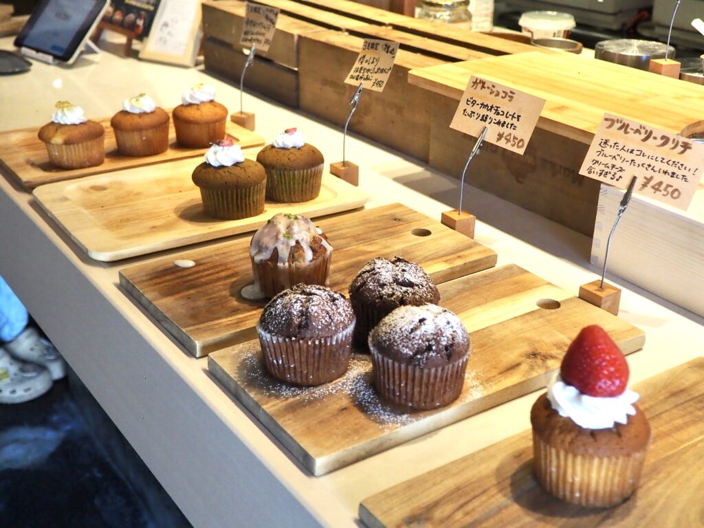 西横浜にあるマフィン屋「ビービーマフィンカフェ&バー」の店内写真