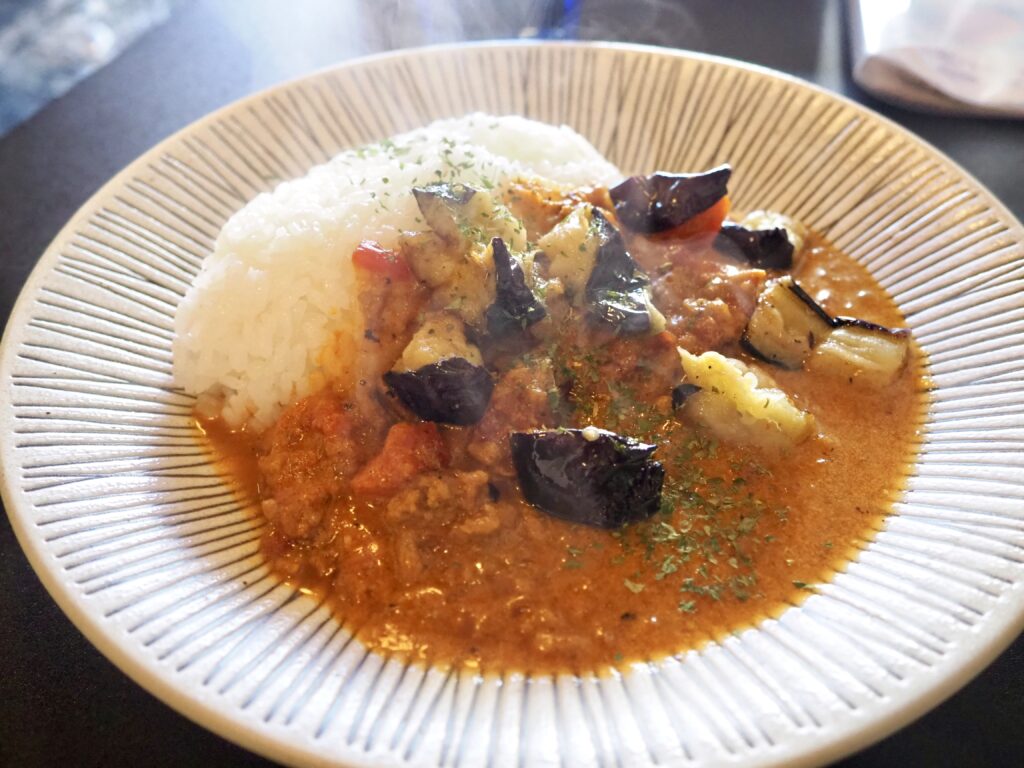 西横浜にあるマフィン屋「ビービーマフィンカフェ&バー」の揚げなすのカレーの写真