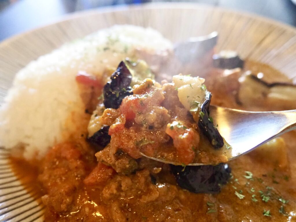 西横浜にあるマフィン屋「ビービーマフィンカフェ&バー」の揚げなすのカレーの写真