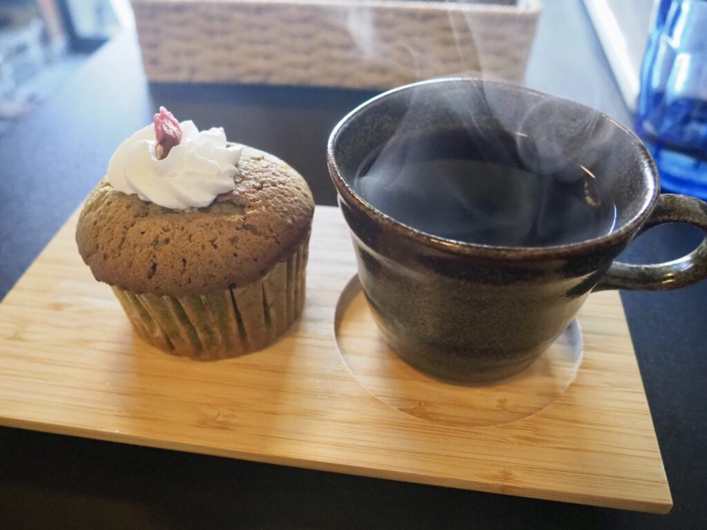 西横浜にあるマフィン屋「ビービーマフィンカフェ&バー」のマフィンとコーヒーの写真