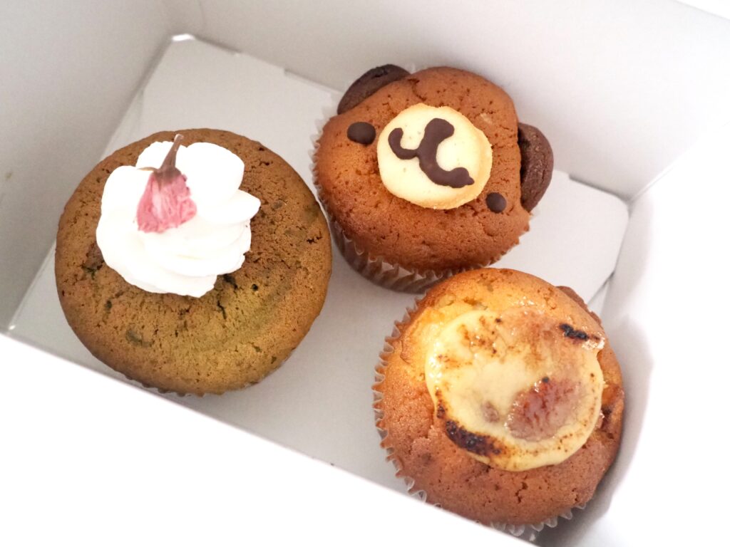 西横浜にあるマフィン屋「ビービーマフィンカフェ&バー」のマフィン3種の写真