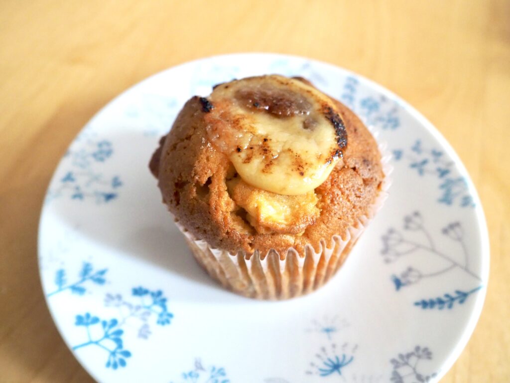 西横浜にあるマフィン屋「ビービーマフィンカフェ&バー」のりんごのマフィンの写真