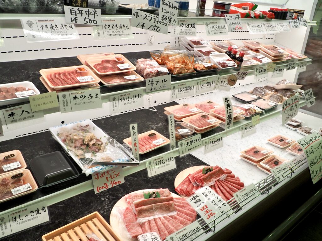 相鉄線西横浜駅前の藤棚商店街にあるイセ畜産の店内写真