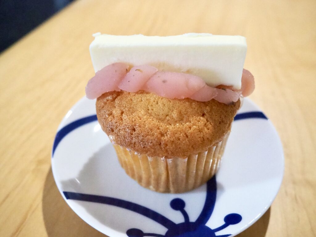 西横浜にあるマフィン屋「ビービーマフィンカフェ＆バー」の桜マフィンお写真