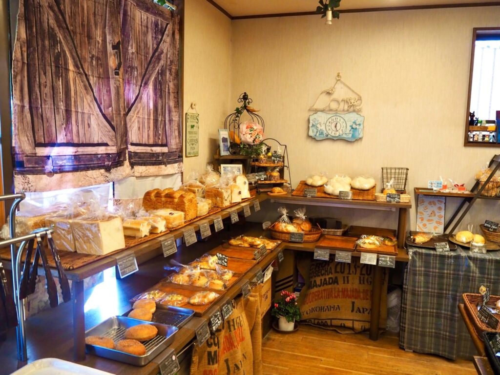 鶴ヶ峰のパン屋「なちゅ〜るロール」の店内の雰囲気