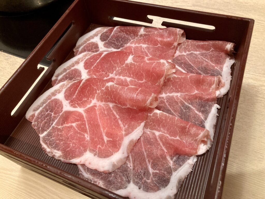 ジョイナステラス二俣川にある「しゃぶしゃぶ美山」のしゃぶしゃぶ肉の写真