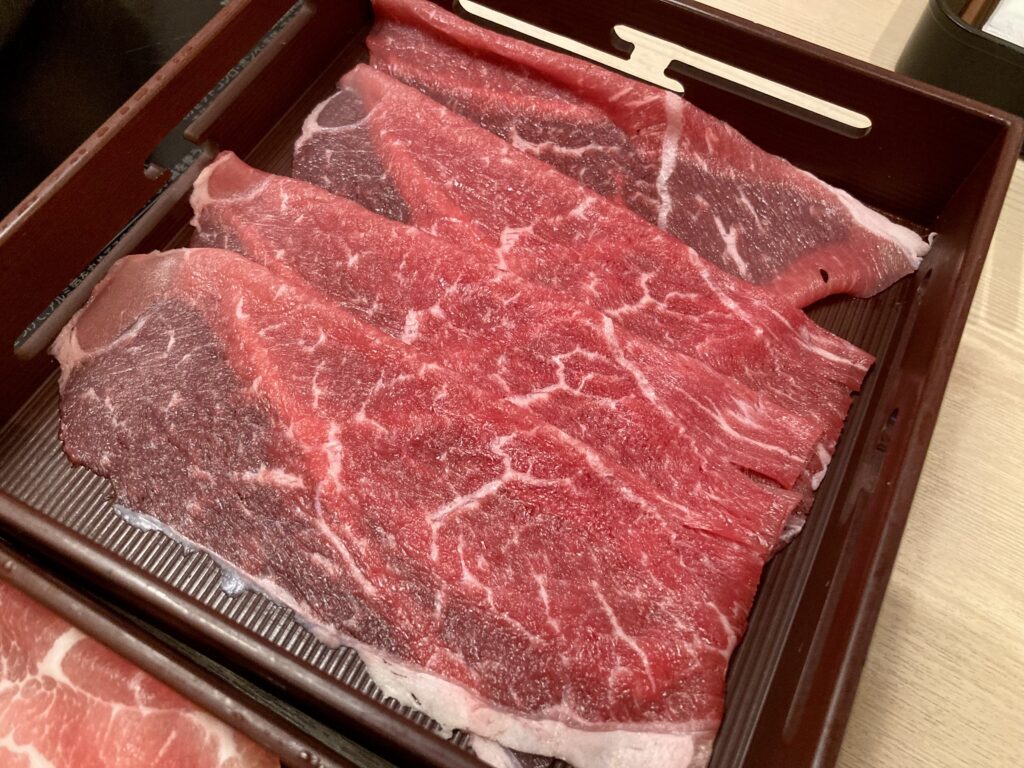 ジョイナステラス二俣川にある「しゃぶしゃぶ美山」の牛肉の写真