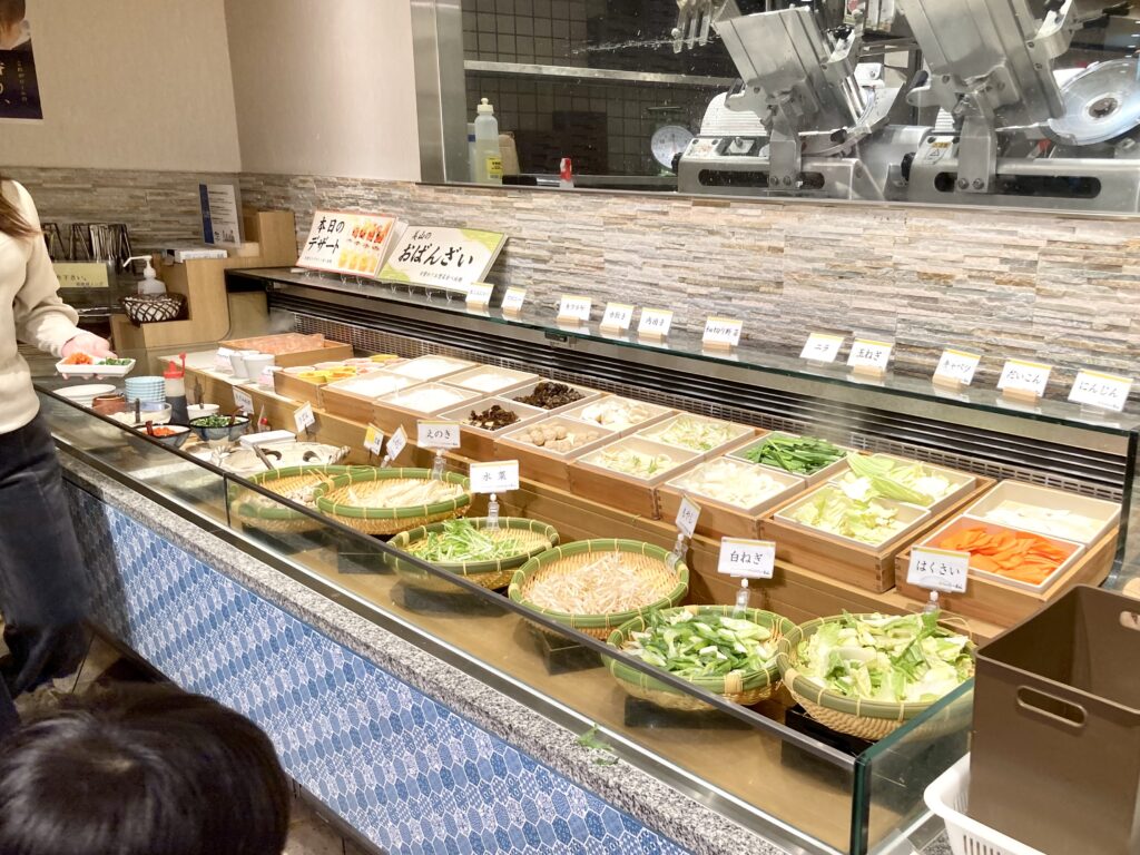 ジョイナステラス二俣川にある「しゃぶしゃぶ美山」のビュッフェコーナーの写真